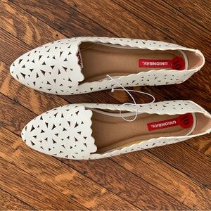 UNIONBAY Cream Laser-Cut Scalloped Slip-On Flats - Never Worn
